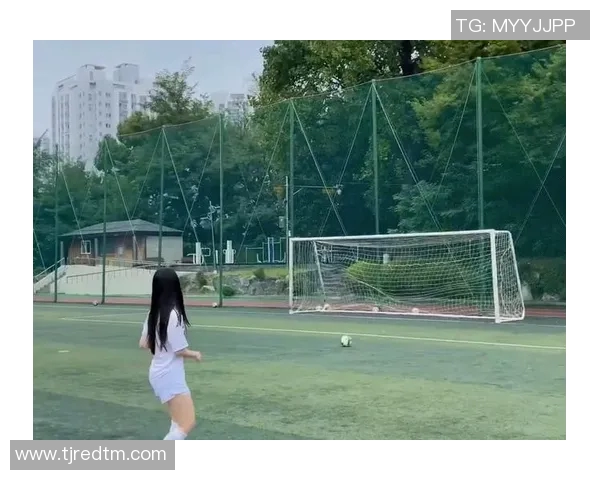 聚焦绿茵巨星风采感受足球传奇人物的魅力瞬间 聚焦绿茵巨星风采感受足球传奇人物的魅力瞬间